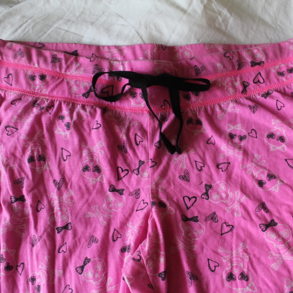 Skull patterned pajama bottoms